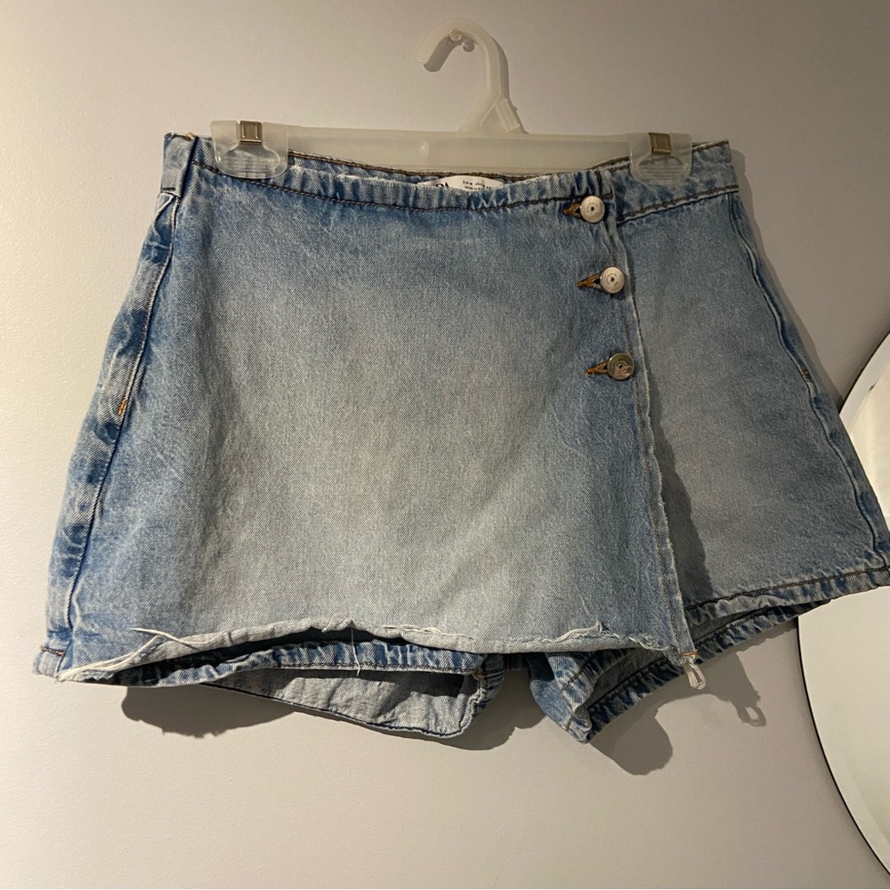 Zara medium wash denim skort